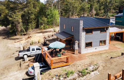 Angostura Casa | Cabaña en centro de Villa La Angostura para 6 personas con parrilla y estacionamiento en Alquiler temporario