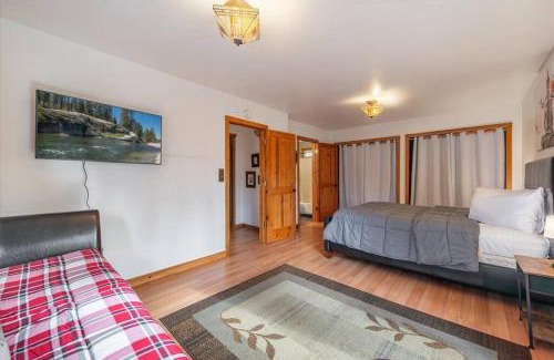 Brockway Casa | Cozy Pet-Friendly Cabin with Hot-Tub Walk to Lake Tahoe Beach