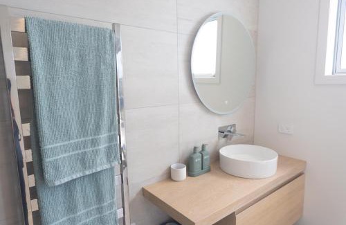 One Tree Point Cama Y Desayuno | Marsden Cove Canal Haven with Spa Pool