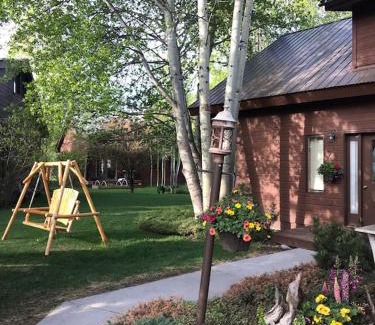 South Park Chalet De Esquí | Ski Jackson Hole, Yellowstone access, Indoor jacuzzi, remodeled kitchen n baths.