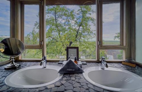 Okaukuejo Cabina | Ongava Lodge