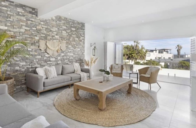 Cape Town Beach Home with Panoramic Ocean and Table Mountain Views. 11pax