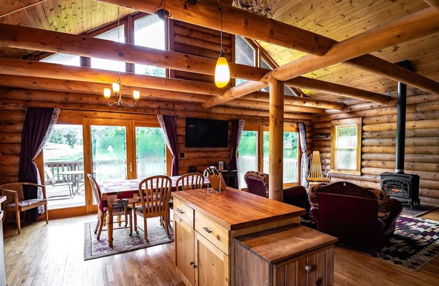 The Cotton Wood lodge- Romantic, Secluded on Stream in the Driftless- Hot Tub