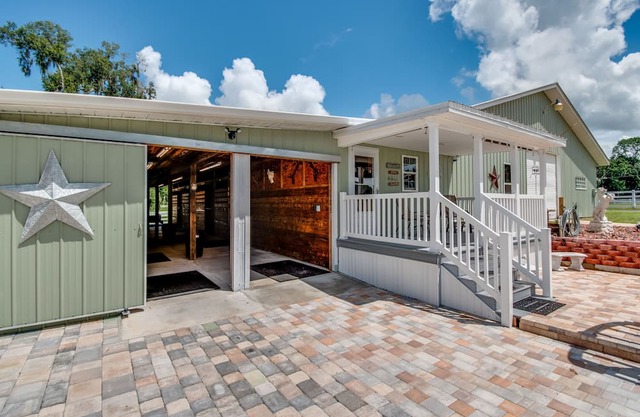 Green Acres Barn Apartment...sleeps 2 comfortably but will sleep 4.