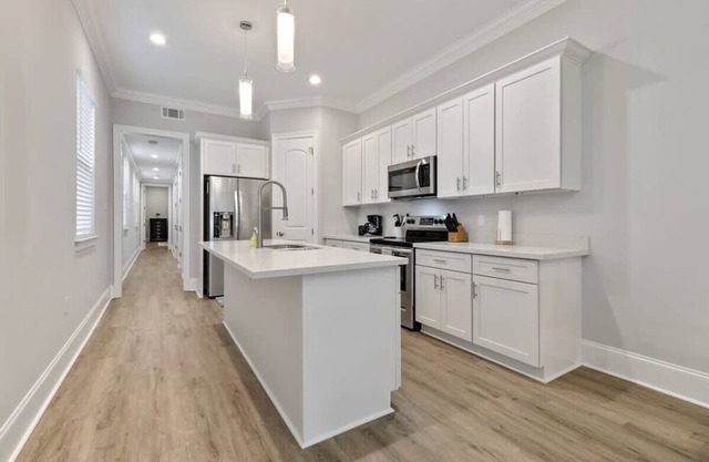 Brand New Clean Modern 3br by Streetcar Line!
