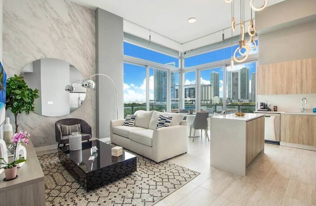 Brand-new Huge unit with pool and free parking