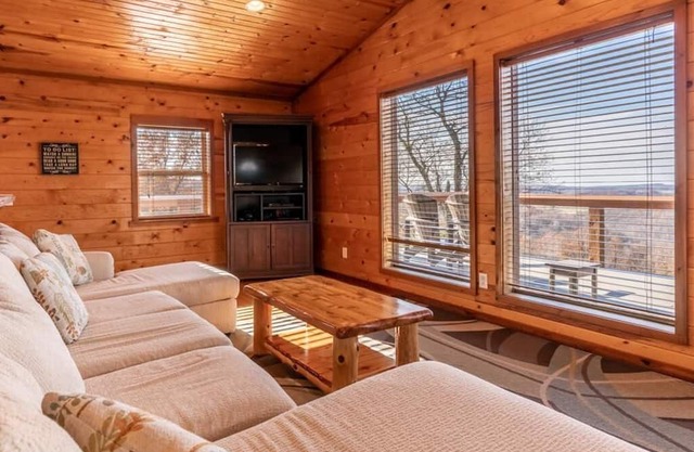 Mountain Sunset Cabin w/ Hot Tub