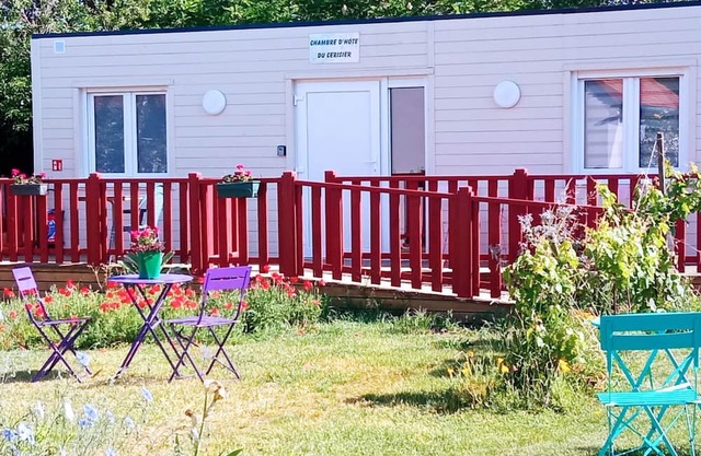 Habitación acogedora con WiFi, A/C, TV y desayuno, cerca de Montargis