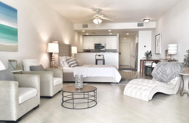 Oasis -1 Studio Condo -Tropical Views -Wifi hot tub & Pool. 10min walk to beach.