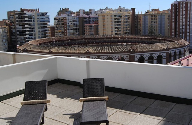 Ático moderno y luminoso con terraza cerca de la playa, 2 dormitorios