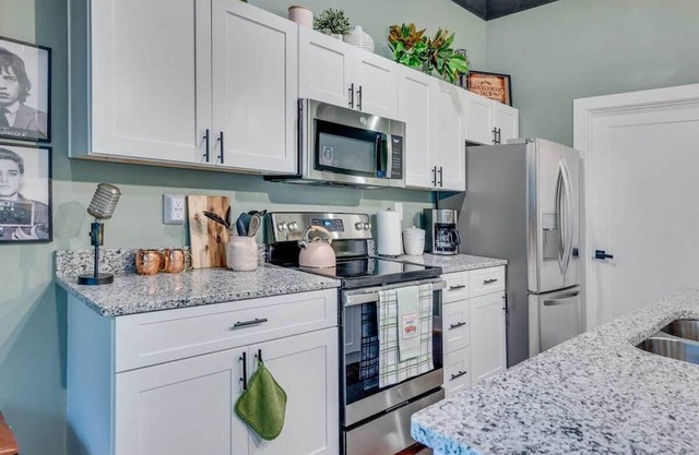 NEW Studio with 2 Queen Beds 7 mins to Broadway!