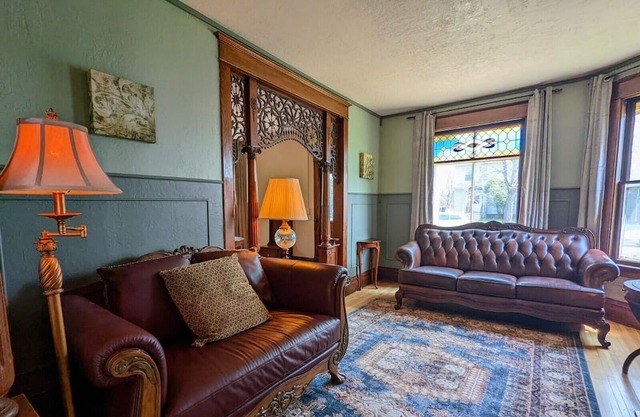 Historic House | Sleeps 9 | 8 Minutes from Duluth