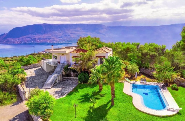Villa Afrodita, cerca aeropuerto, con piscina, Wi Fi, vista bahía Souda, oasis