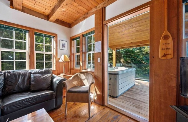 Sea Star Endearing Oceanside House with Hot Tub in UkeeTub