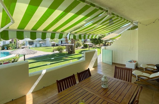 Casa adosada cerca de la playa en urbanización agradable con piscina, pista de