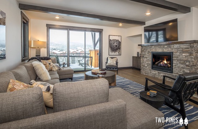 Upscale Condo! With Stunning Views, and 2 Min Drive to Big Sky Resort!