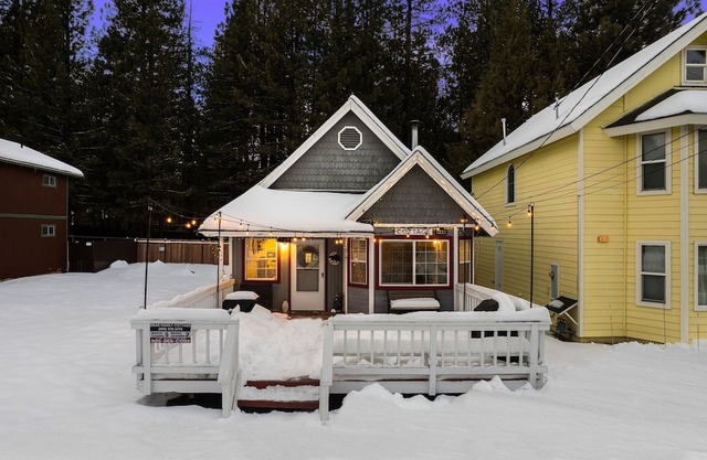 AC + <5mins to Village/Shops/BikePark/Zoo + FirePit