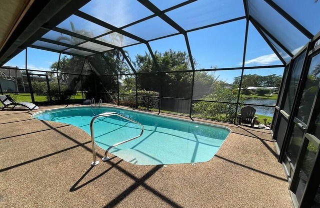 Gran casa familiar con una piscina de aguas cristalinas a estrenar, preciosa vista al lago, cerca de la playa