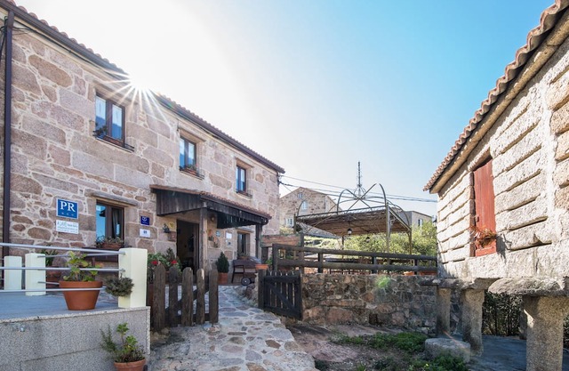 Casa rural con terrazas y vistas al mar a sólo 50 metros de la playa.