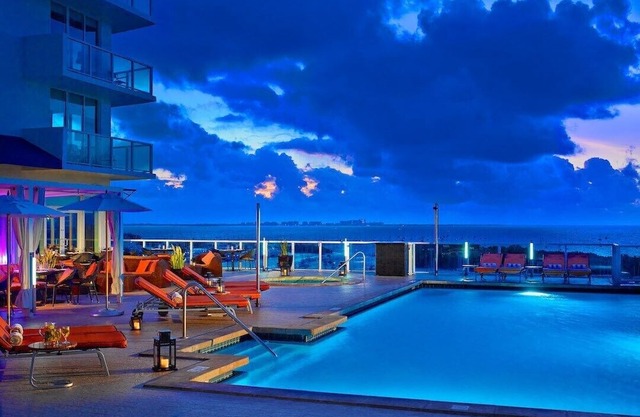 VISTAS FRONTALES DE LA BAHÍA! BALCÓN ENVOLVENTE. GRATIS: APARCAMIENTO, PISCINA, GIMNASIO, WI-FI PRIVADO