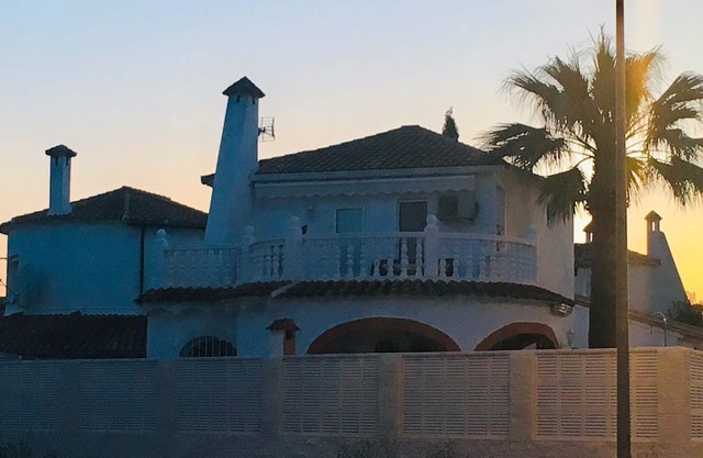 Frente Al Mar Rosales. Lujosa Villa con aa, wifi y piscina