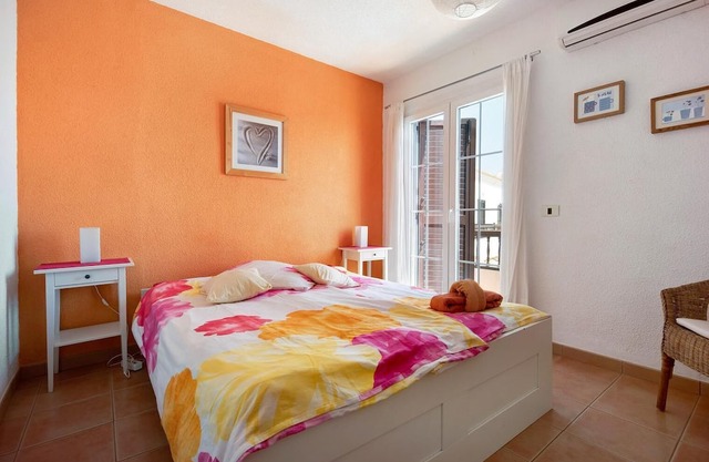 Casa Sarita - colorida casa vacacional con piscina en el soleado sur de Tenerife