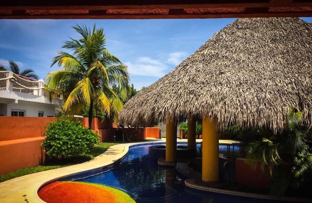 Gran casa frente al mar en Chulamar Guatemala CH011
