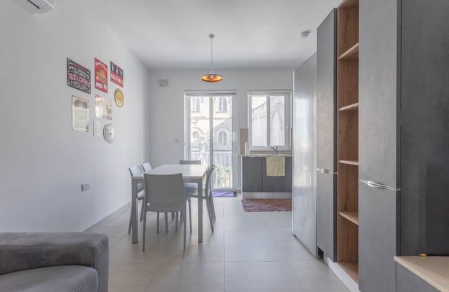 Totalmente con aire acondicionado, 2 habitaciones, 1er piso.