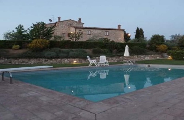 Apartamento con piscina en el pueblo en Chainti