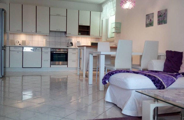 90m2, UBICACIÓN SUPERIOR, CERCA DE VIENA, TRANQUILO, LIMPIO, SEGURO, BARATO, SCS, WiFi