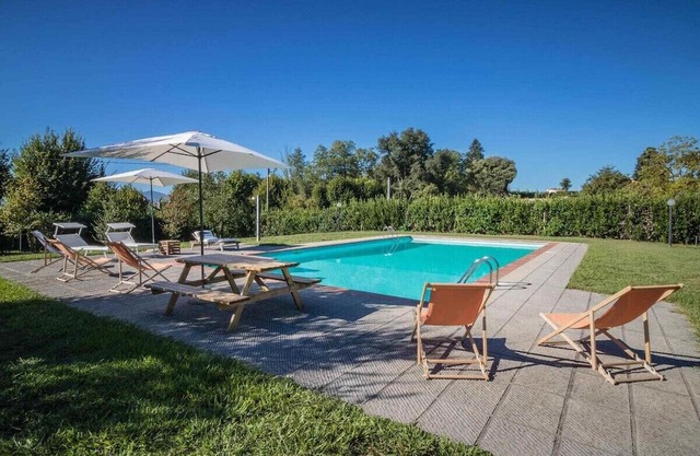 VIVI - villa con piscina privada. WiFi gratuito. Lucca.