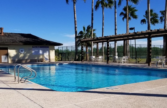 Villa de golf de 2 dormitorios y 2 baños con sofá cama en el campo de golf