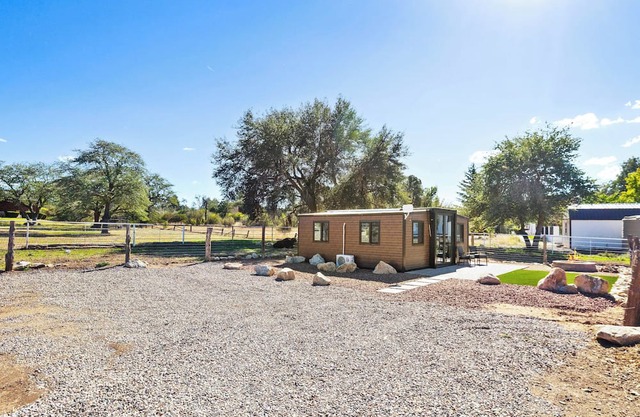 Zebra Ranch 2-br Tiny Home Mtn View Trails Brbq