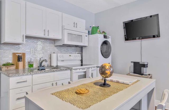 Sunny Tampa Home Near Downtown Stadiums