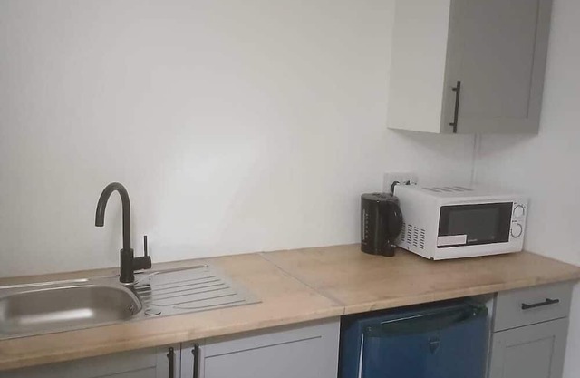 Ground-Floor Family Studio Apartment with Double and Single Beds – Free Parking