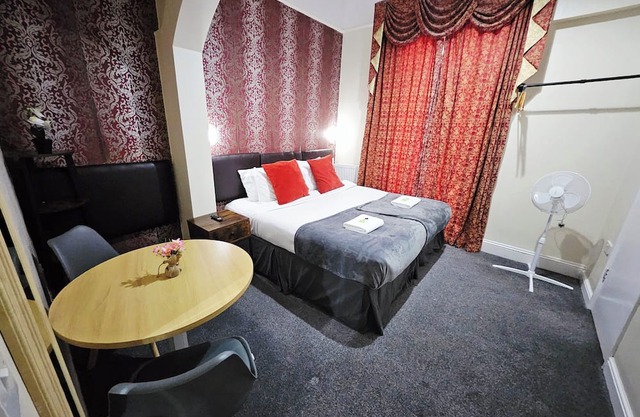 Ground-Floor Queen Bed Studio Apartment with Free Parking