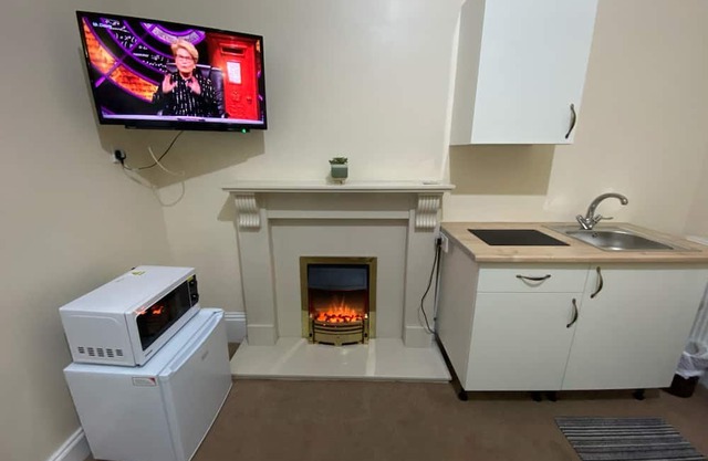 Ground-Floor Super King or Twin Studio Apartment with Free Private Parking