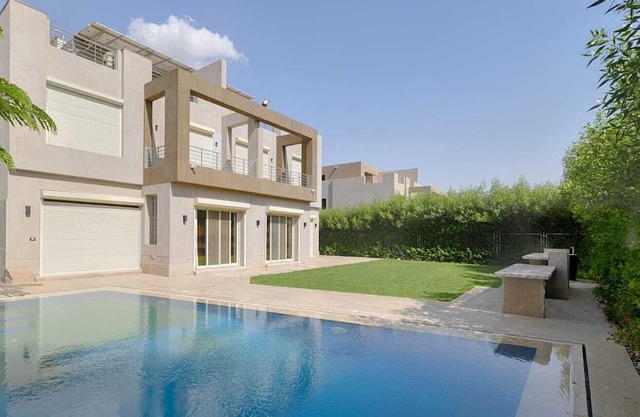 7BD Villa With Pool & Garden