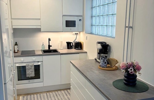 Central 1BR Apartment with Free Parking
