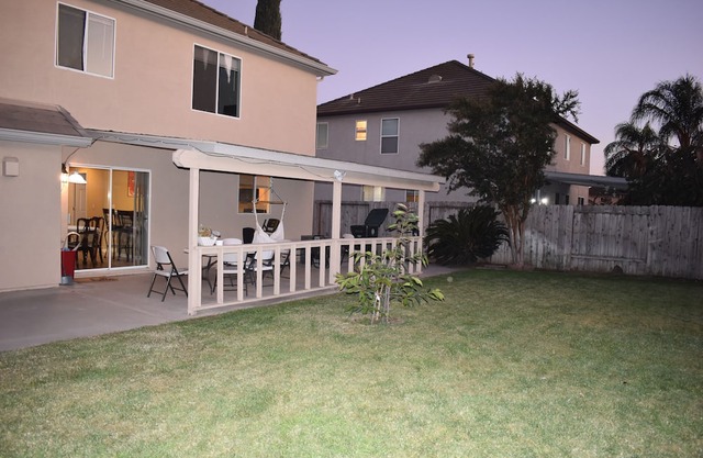 Charming 3-bedroom 2.5bath house in Manteca with AC and WIFI with fiber optic .
