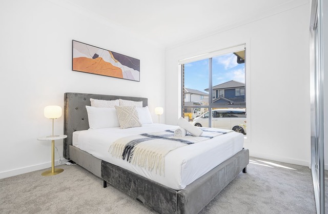 Leppington 5Br house near Woolworths/ Tran station