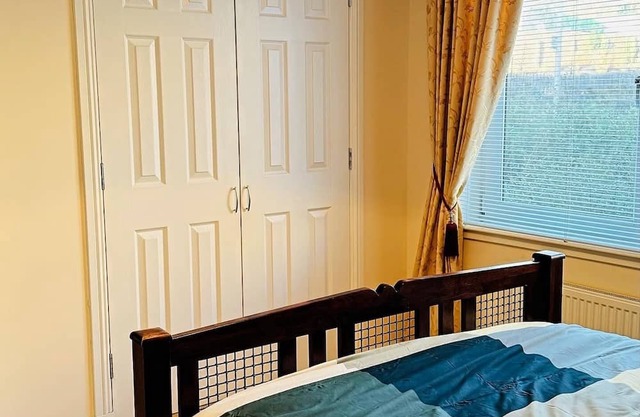Apartment-2BR-Parking-Walk to Town-Near Beach-WiFi