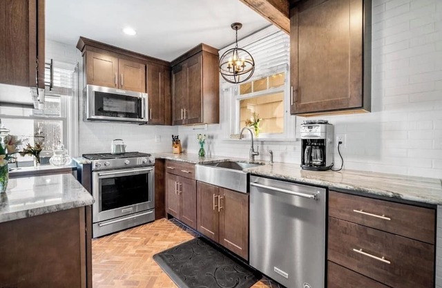 Aug 30-Sept 6! North St, Steps to beach, boards! Parking! Views! Bikes!