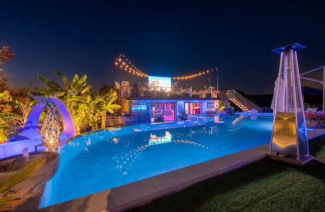 NEW! Luxury Pool,Incredible Hot Tub, Hill Country Views,7 acres