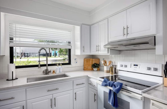 4BR Charming Home-Walk UF 2mi -Park-King Bed-Games-BBQ-Firetable-Backyard fenced