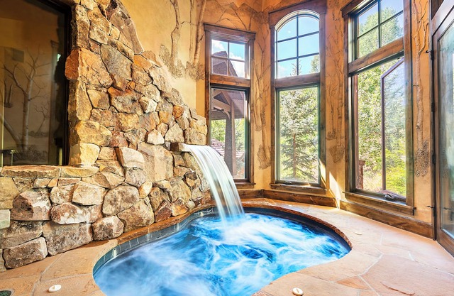 Luxury Ski-In-Out Mountain Retreat in Park City Elegant Comfort & Unbeatable Location