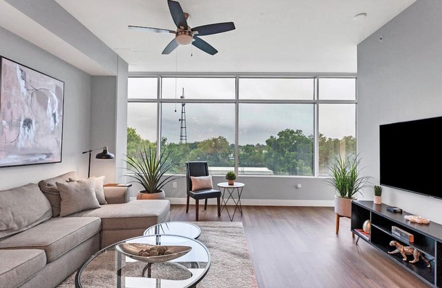 Cozy 2-bedroom apartment in downtown Orlando with free parking