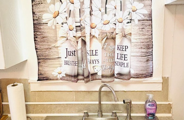 Red Door Lodge of Alexandria 2-Bedroom, 11Bathroom with WiFi & AC