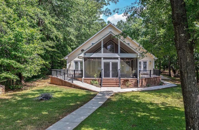 Spacious 6-Bed Lakefront Retreat 2 King Ensuites, Screened Porch & Amenities