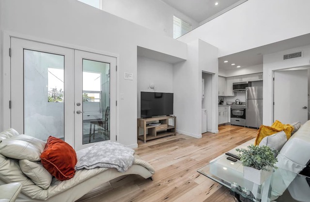 Chic Three Level 2-Bedroom 2-FULL Bathroom Loft with Balcony & 2-Parking space